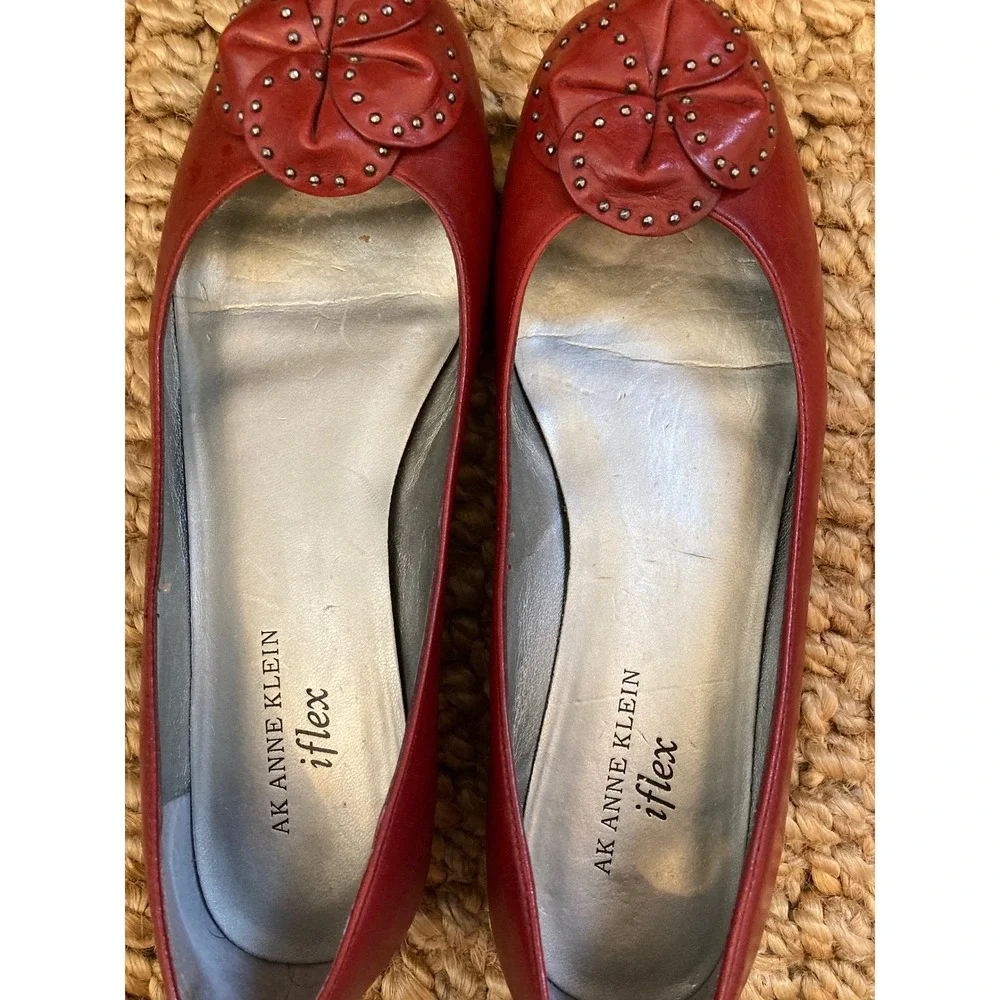 AK Anne Klein iFlex‎ Maaylen Red Leather Rosette Studded Ballet Flats Womens 7M